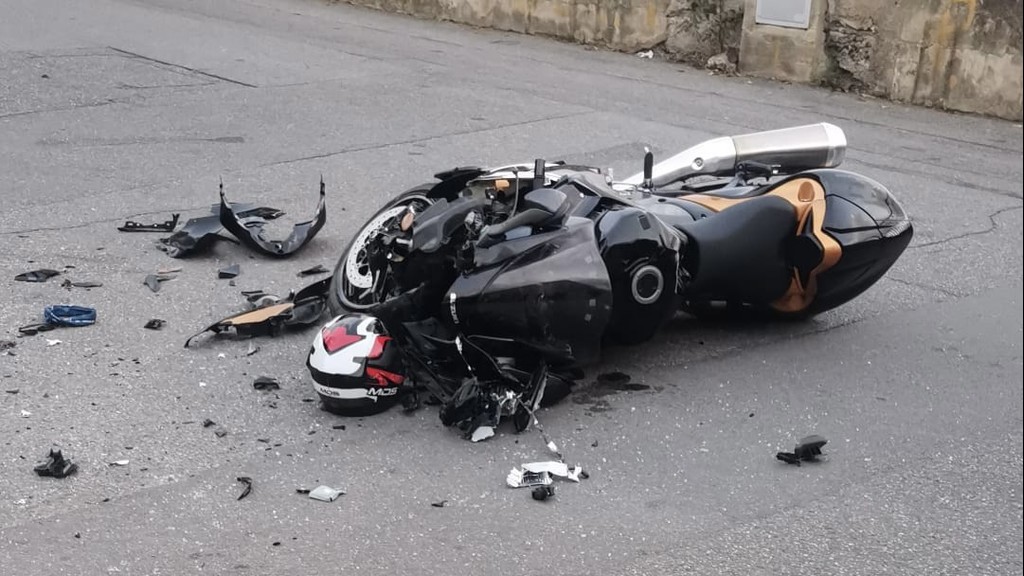 ReggioTV - Grave incidente a Catona tra auto e moto, centauro grave