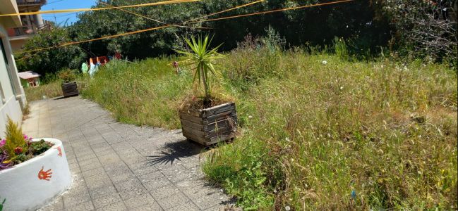 Cortile della scuola dell&rsquo;infanzia nel degrado, la denuncia di una madre: "Garantire ai bambini uno spazio sicuro e dignitoso"