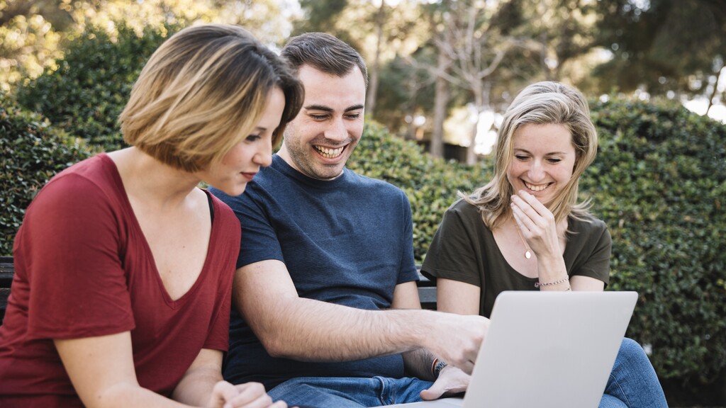 69faf963bac65-laughing-friends-pointing-laptop-screen.jpg
