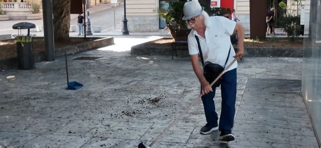 "Non calpestate la nostra dignit&agrave;": Crucitti torna in piazza contro il degrado del Rione Marconi