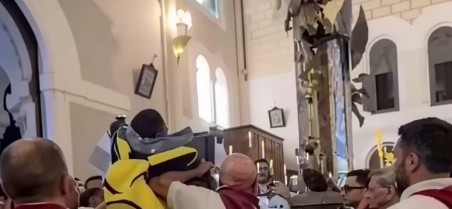 Il sorriso di Pietro davanti alla Madonna della Consolazione: il gesto dei portatori che ha commosso tutti