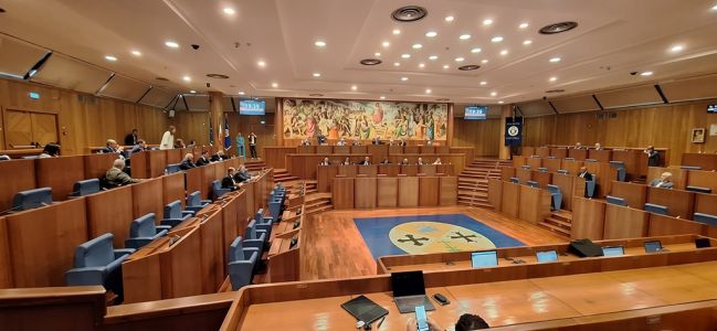 Calabria, il Consiglio Regionale abroga la legge su assessori e sottosegretari e ferma il referendum sullo Statuto