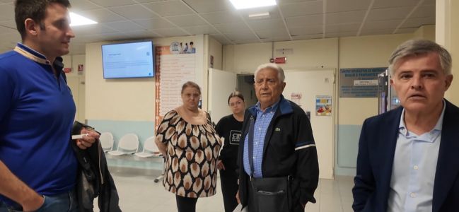 Protesta dei dializzati a Reggio Calabria: "&Egrave; un&rsquo;umiliazione per noi malati, Occhiuto firmi subito il decreto"